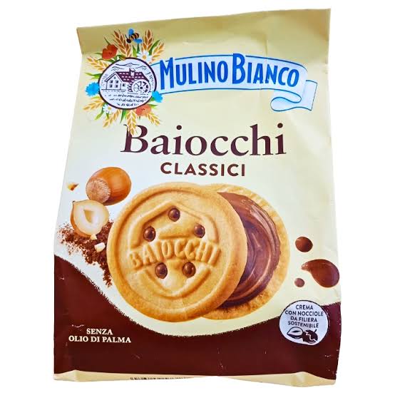 Mulino Bianco Baiocchi Classici bag showing a filled shortbread biscuit